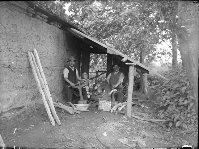 Rudersdorf, Roma in ihrer Wagnerei.